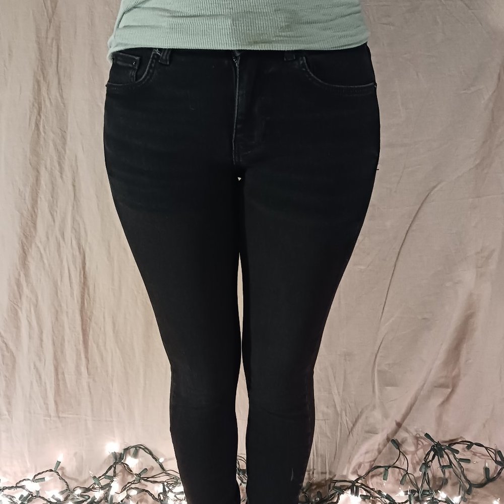 711 black levi's